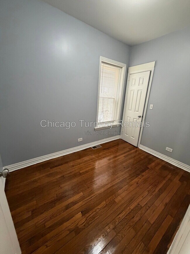 Building Photo - 7125 S Ellis Ave