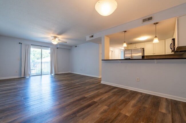 Building Photo - MOVE IN READY 2-bedroom in Virginia Beach!