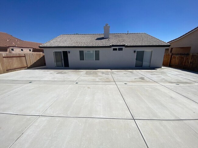 Building Photo - Silver Creek Beauty