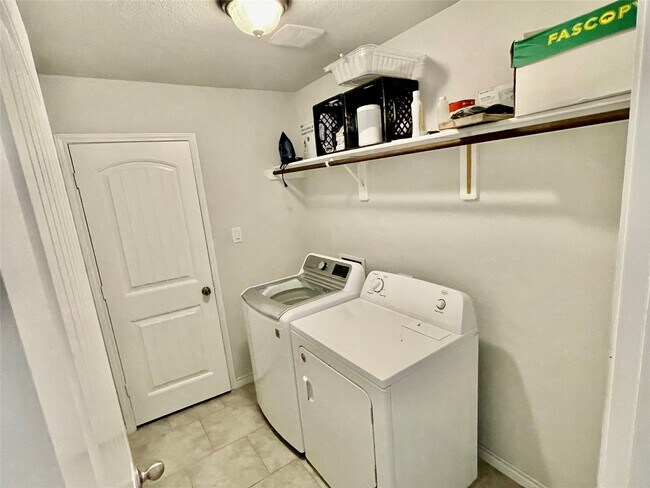 Building Photo - 1916 Thorndyke Ln