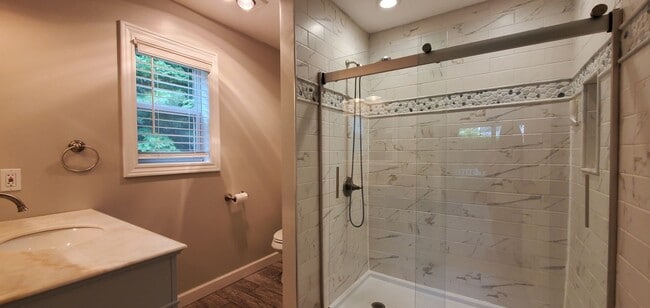 Building Photo - Spacious 5 Bedroom Executive Level Home