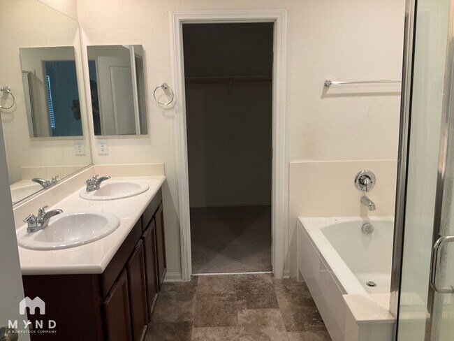 Building Photo - 137 Thorntree Ave