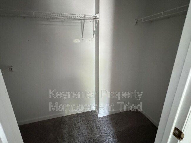 Building Photo - 1520 Kenwalt Dr