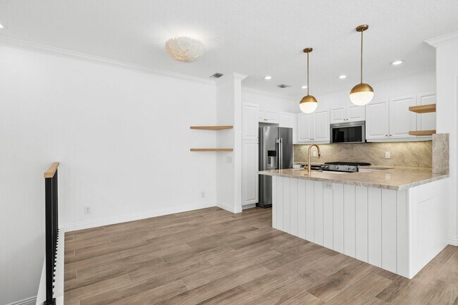 Building Photo - Upgraded 2-Bedroom in Gated Summit Community