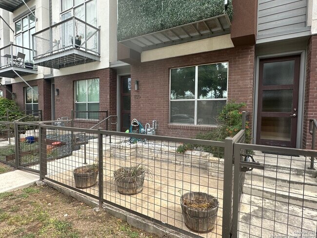 Building Photo - 1130 E Quincy St