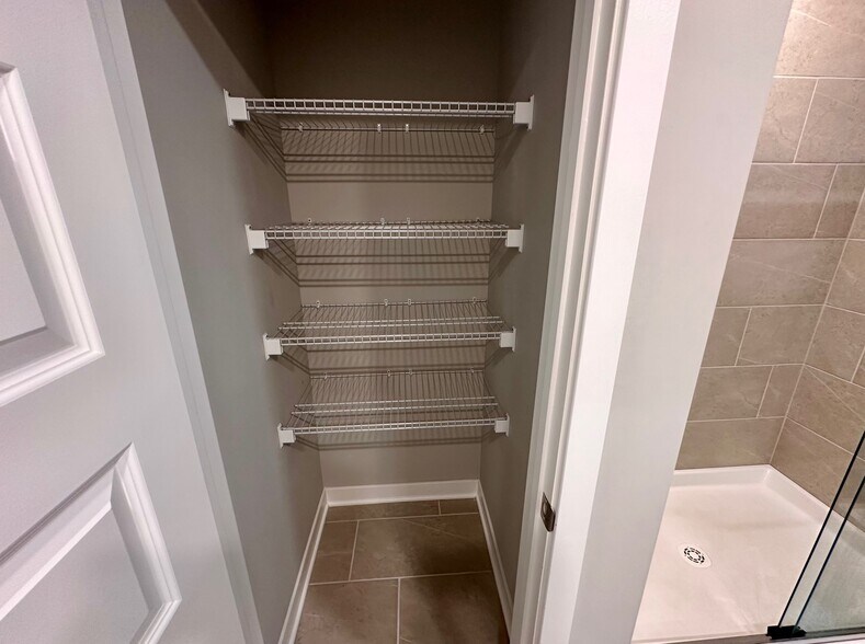 Building Photo - 721 Scarsdale Ln