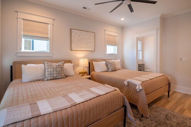 Building Photo - OFF-SEASON FURNISHED BEACH HOUSE AVAILABLE...