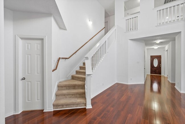 Building Photo - Comfort and Convenience in This Bay Colony Pointe Beauty