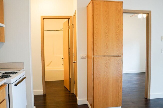 Building Photo - Top-Floor 1 Bdr w/ Private Balcony Ready Soon!