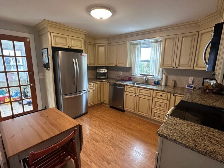 Building Photo - 65 Sherry Ave