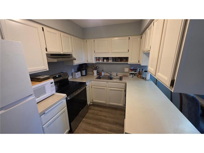 Building Photo - 9461 Ranchview Ln N