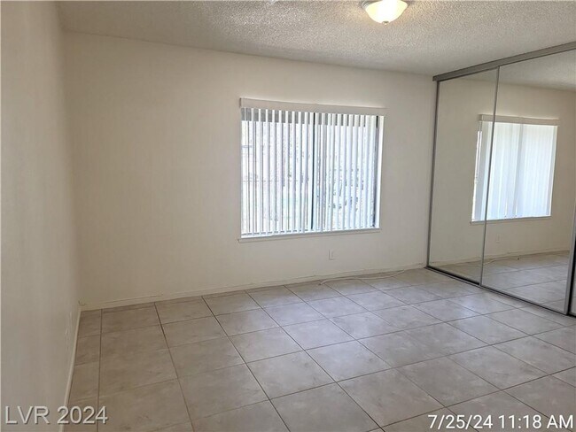 Building Photo - FANTASTIC SINGLE-STORY TOWNHOME JUST MINUT...