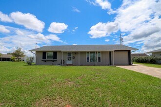 Building Photo - Charming Sun City Center Retreat: 2BR/1BA ...