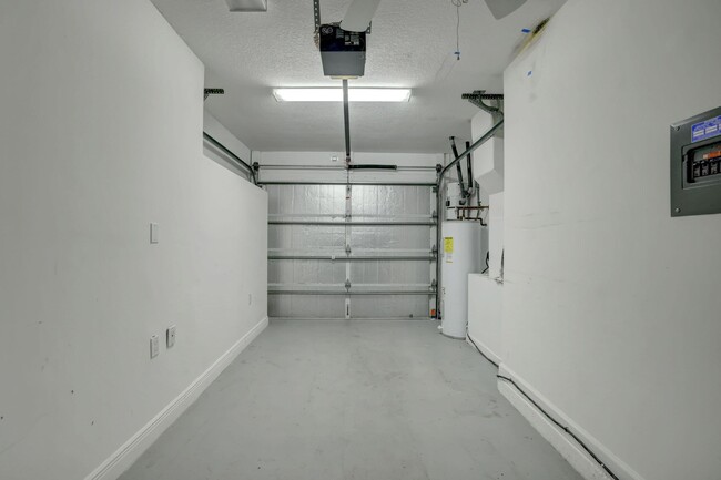 Building Photo - 8028 Plantation Lakes Dr