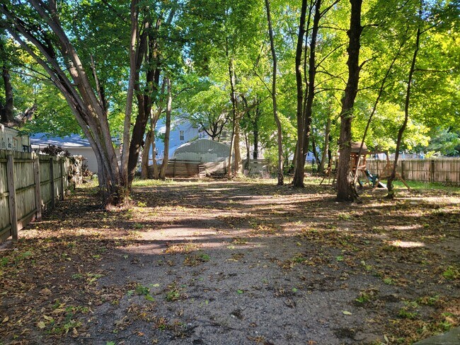 Building Photo - 27 Lilac St