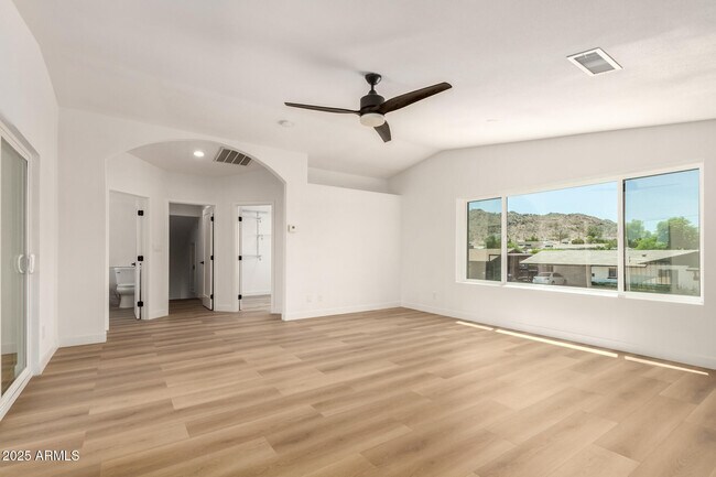 Building Photo - 2210 E Everett Dr