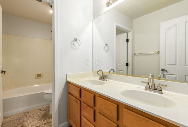 Building Photo - New Listing in Avondale
