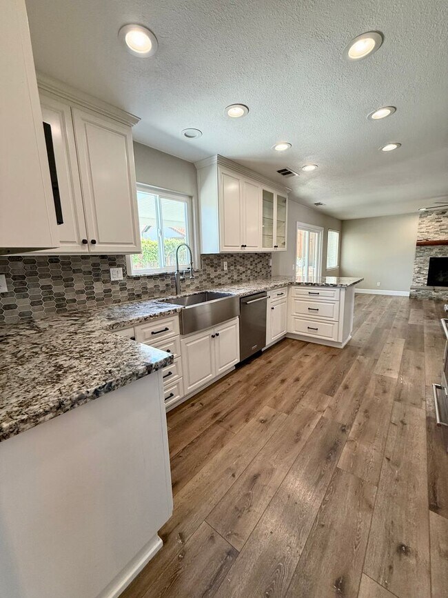 Building Photo - Beautiful 3 Bed 2.5 Bath COMING SOON!!!!
