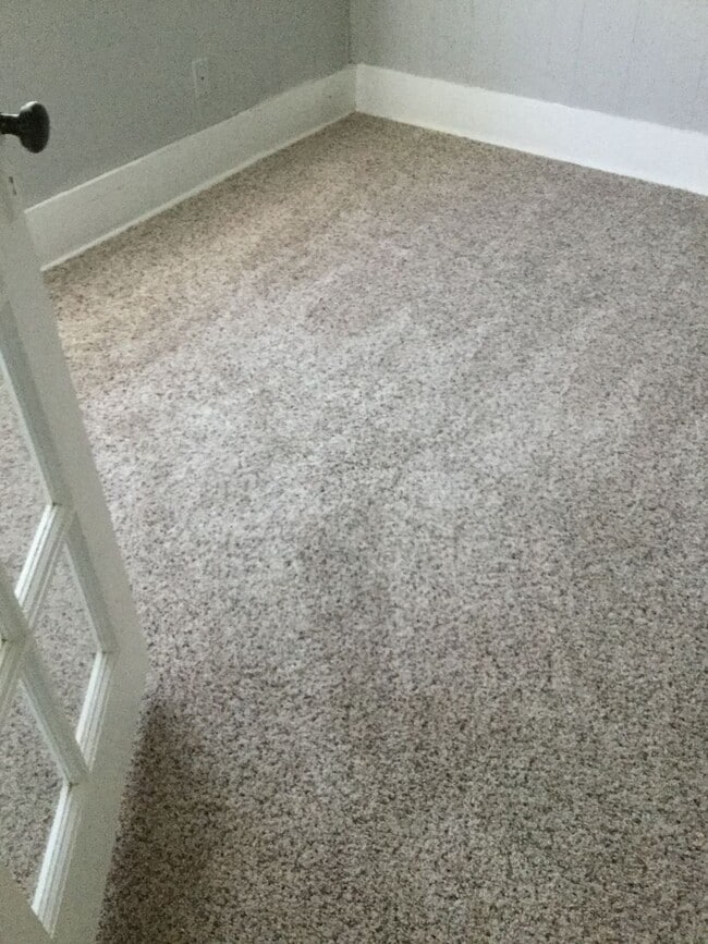 Building Photo - 2+ Bedroom home Near Downtown!