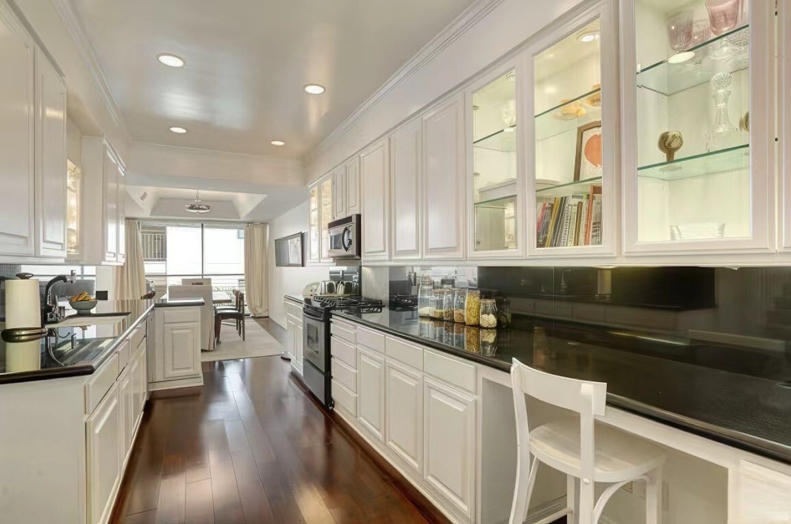 Kitchen - 1120 Granville Ave
