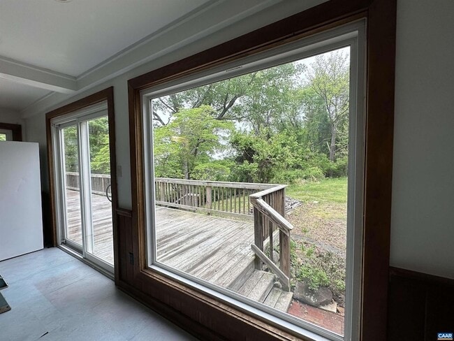 Building Photo - 1127 Round Hill Dr