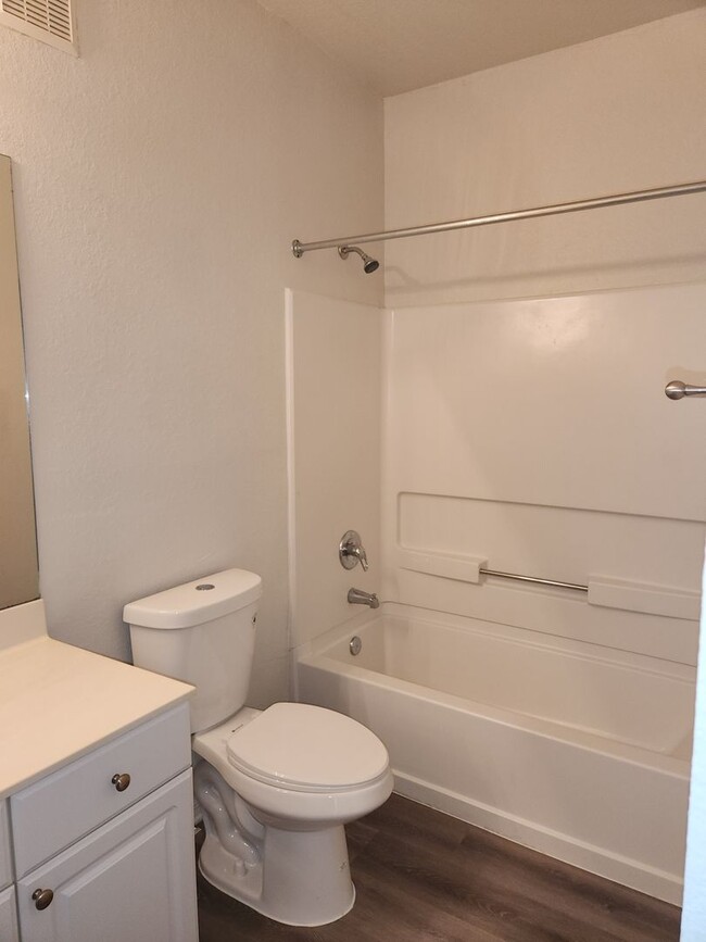 Building Photo - 5001