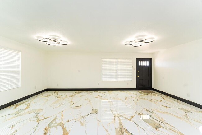 Building Photo - 4209 Redbud Ave