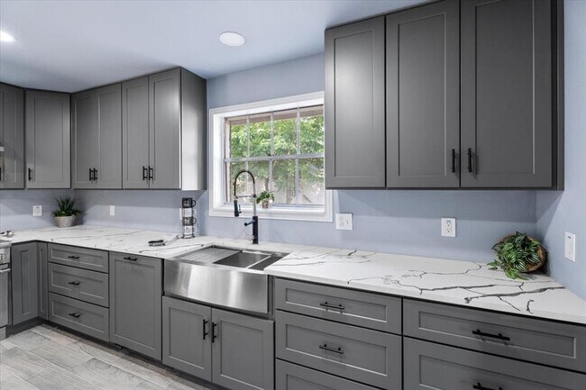 Building Photo - 1411 Grand Valley Dr