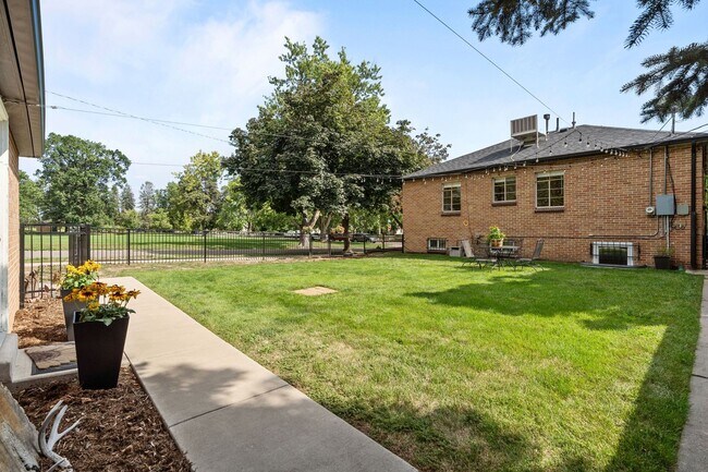 Building Photo - Stunning 4 Bed 2 Bath Home across the Stre...