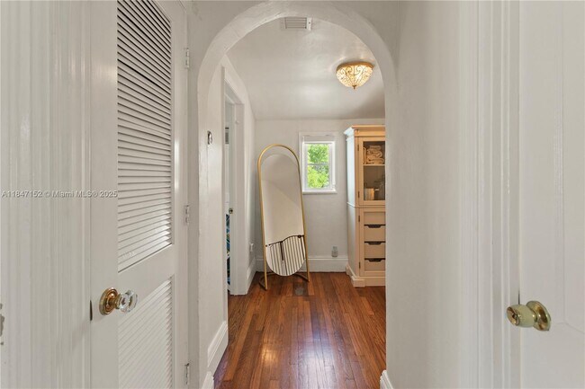 Building Photo - 604 Alcazar Ave