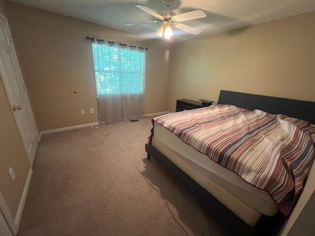 Building Photo - 2 bed 2.5 bath townhouse