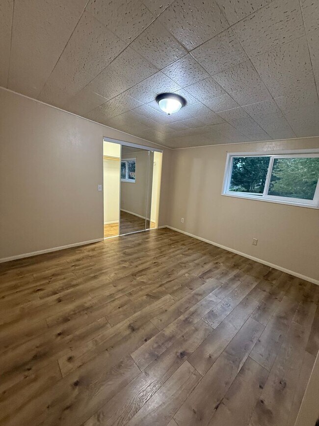 Building Photo - Newly Updated! 3 Bed/2 Bath House on a Lar...