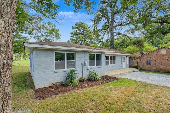 Building Photo - 246 Anderson Rd