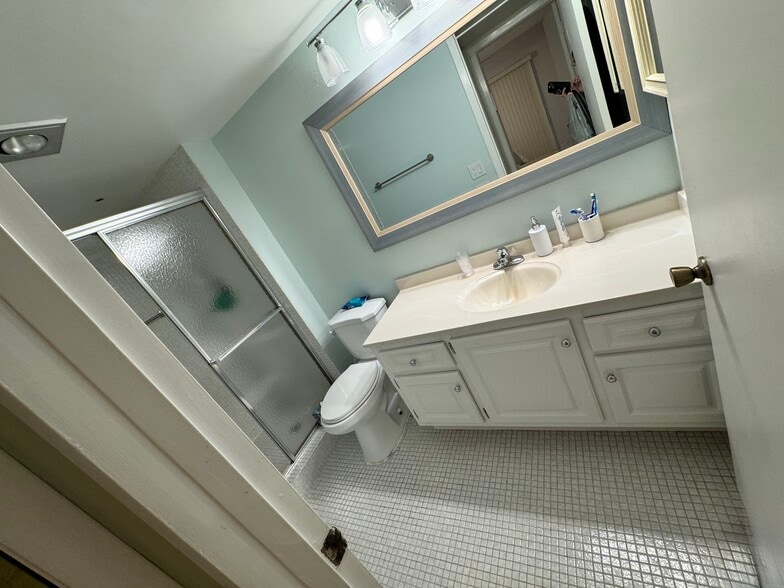 Second bathroom - 4007 Yarmouth a