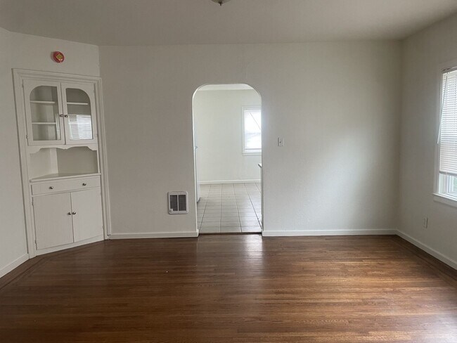 Building Photo - Charming Vintage 2 Bedroom 1 Bathroom Home