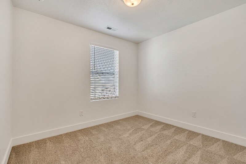 Building Photo - 3839 Kinglassie Ln