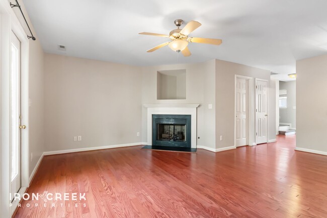 Building Photo - Stylish 2BR/2.5BA Townhome in Desirable Fl...