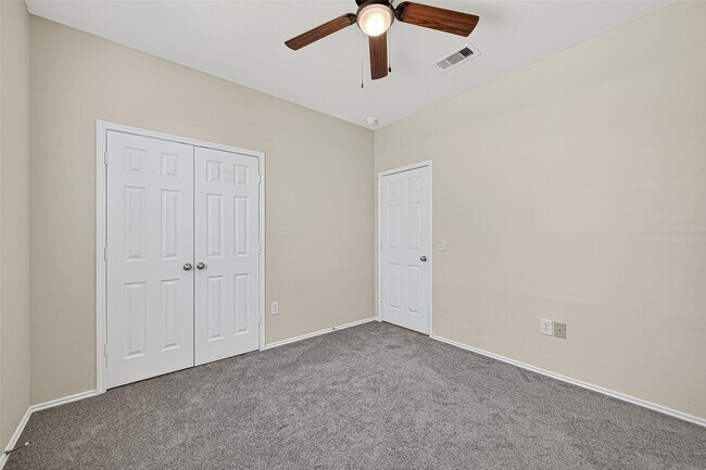 Building Photo - 1403 S Maple Dr