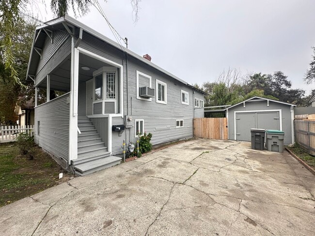 Building Photo - Adorable Three Bedroom on a Large Lot