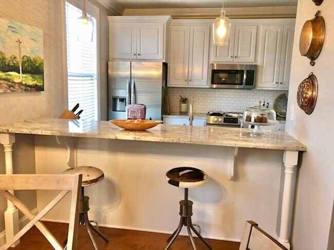 Building Photo - 3 bedroom, 3 Bath in Oxford, small fenced yard.