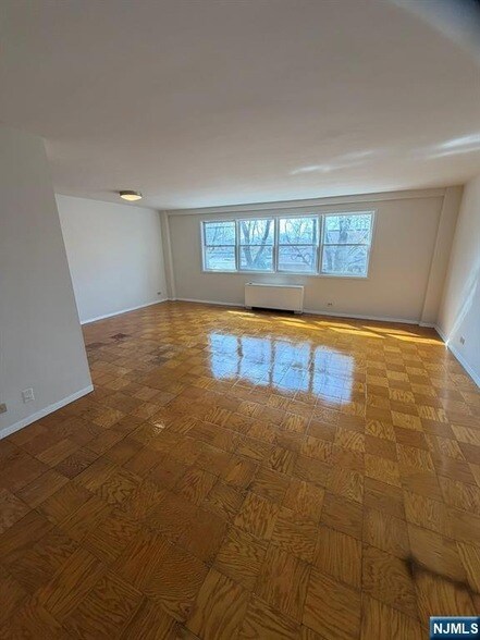 Building Photo - 39 E 39th St