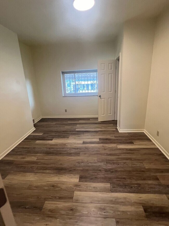 Building Photo - 4 bedroom town house 2 bathrooms