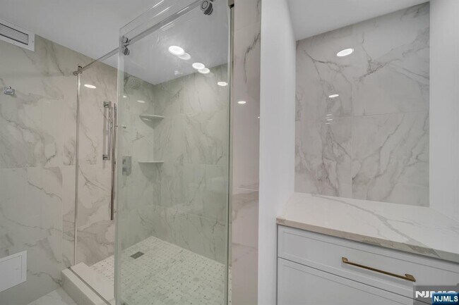 Building Photo - 1055 River 809