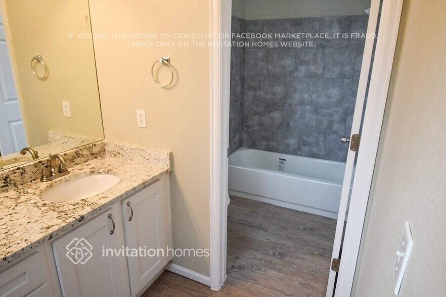 Building Photo - 2455 S Gibralter Way