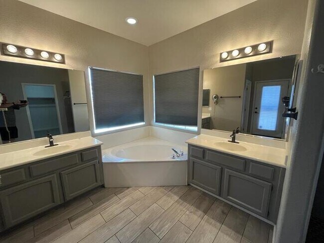 Building Photo - Spacious 4 Beds, 2 Baths Home with POOL in...