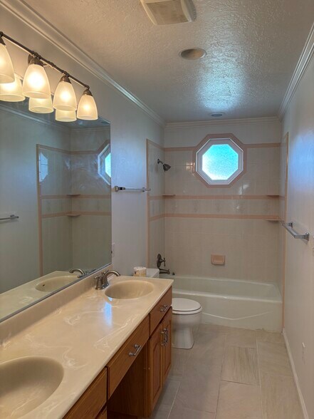 Building Photo - 111 E 900 S