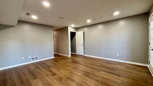 Building Photo - 6086 S Bay Dr