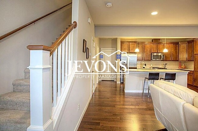 Building Photo - 1399 NE Hickory Ln