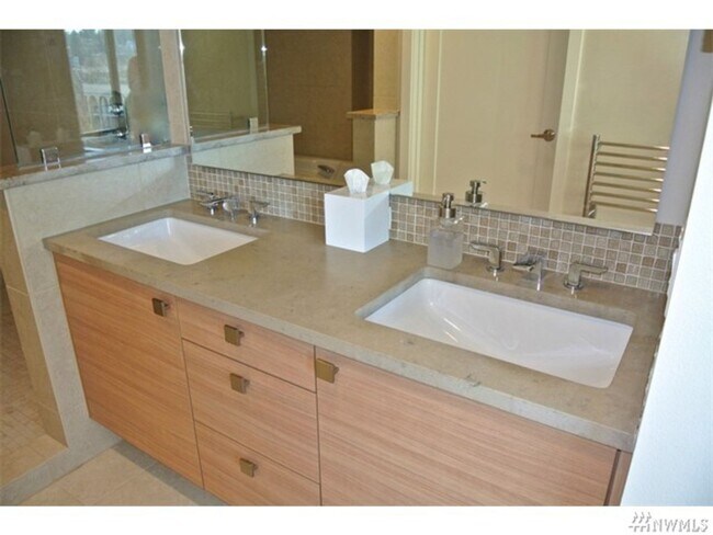 Building Photo - 2Bd/2Ba Bellevue Condo