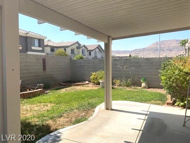 Building Photo - Gorgeous SW Las Vegas 3 beds, 2.5 baths. Luxury vinyl planks throughout.